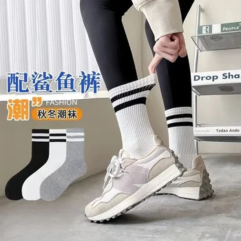 Дамски чорапи в черно-бяла ивица, есенно-зимни нови чорапи със средна дължина, трендови женски японски чорапи