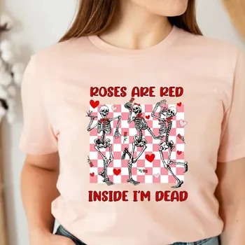 Червени Рози Във Вътрешността На Тениски 